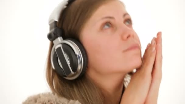 Portrét zamyšlený mladé ženy v sluchátka poslouchat hudbu a tanec - Záběry, video