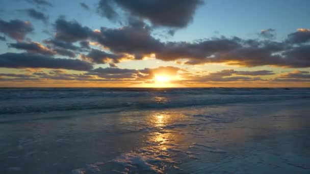 Óceáni naplemente táj lágy esti tengervíz hullámok zúzás homokos strandon. - Felvétel, videó