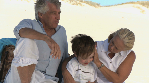 Großeltern mit Enkel - Filmmaterial, Video