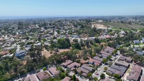 Drone disparou sobrevoo aéreo sobre ruas e casas de bairro em Oceanside Califórnia. Estados Unidos - Filmagem, Vídeo