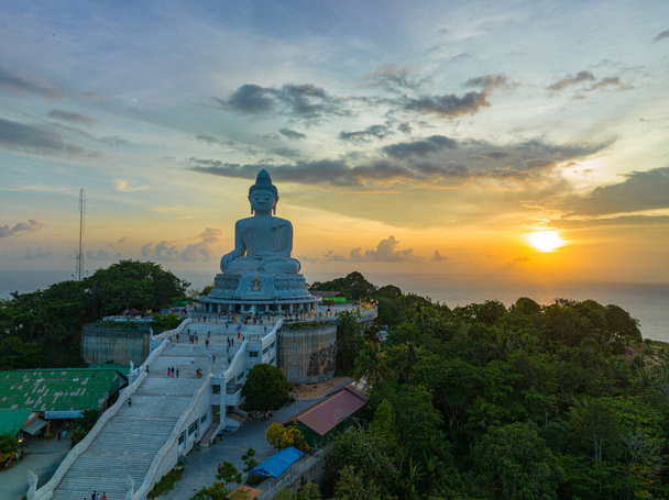 vista aérea alrededor de Phuket gran Buda en la hermosa puesta del sol - Foto, Imagen