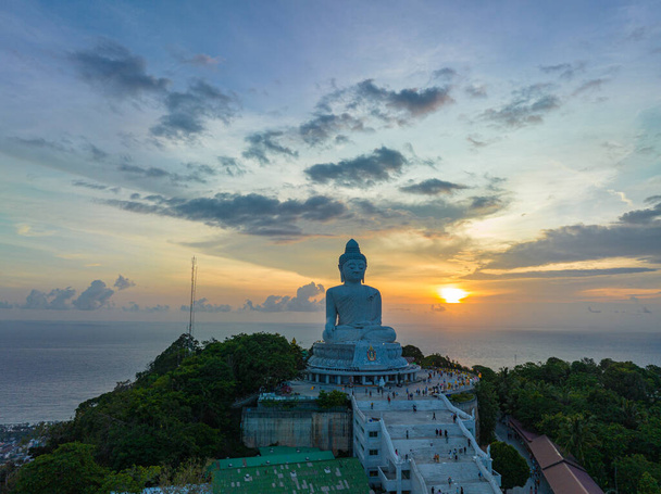Luftaufnahme rund um Phuket großer Buddha bei schönem Sonnenuntergang - Foto, Bild