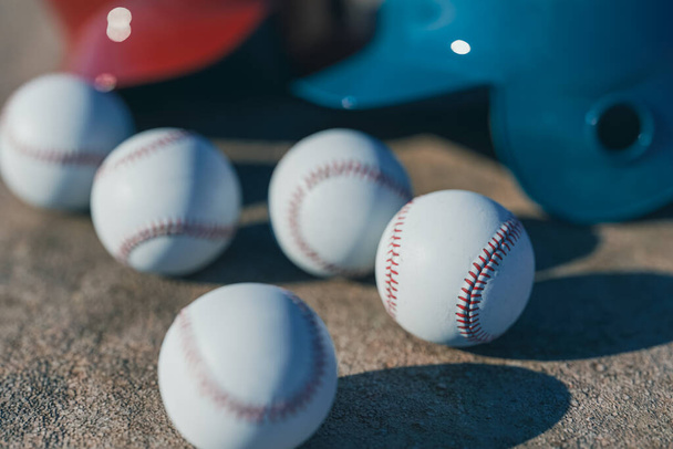 Μια μπέιζμπολ και ένα κράνος στο έδαφος, 3d απόδοση - Φωτογραφία, εικόνα