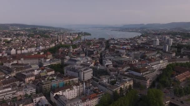 Előre emelkedő légy épületek felett a városban. Felfedve az óvárost és a nagy tavat folyóval. Zürich, Svájc. - Felvétel, videó