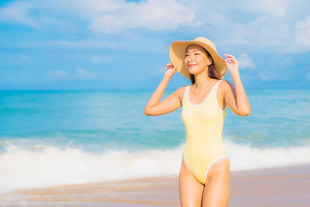 Portrét krásný mladý asijské žena relax úsměv volný čas kolem venkovní tropické moře pláž oceán v cestování dovolená - Fotografie, Obrázek