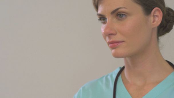 женщина-врач со стетоскопом - Кадры, видео