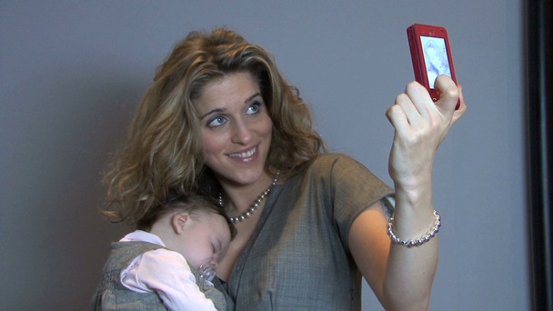 Matka fotografování sama sebe a miminko - Záběry, video