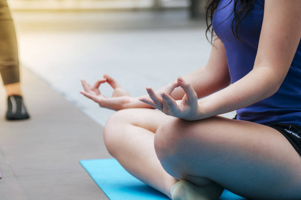 Asana γιόγκα Όμορφη γυναίκα χαμογελώντας σε αθλητικά ρούχα κάθεται σε στρώμα γιόγκα σπίτι fitness ευτυχισμένη ευεξία τρόπο ζωής. Χαμογελαστή Ασιάτισσα που κάνει asana yoga body, πόδι που τεντώνεται στο σαλόνι - Φωτογραφία, εικόνα