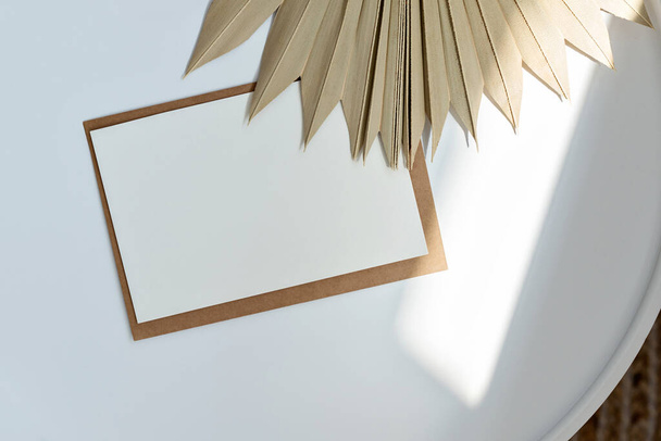 Minimalistisch elegante einfache Geschäftsmarkenvorlage. Leere Papierkarte mit Kopierattrappe, natürlicher Hintergrund, flache Lage - Foto, Bild