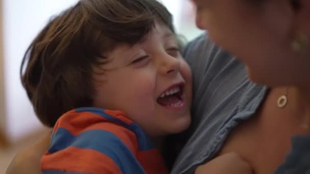 Uczuciowa matka trzymająca dziecko w ramionach, autentyczny czuły moment między rodzicem a małym chłopcem, koncepcja macierzyństwa - Materiał filmowy, wideo