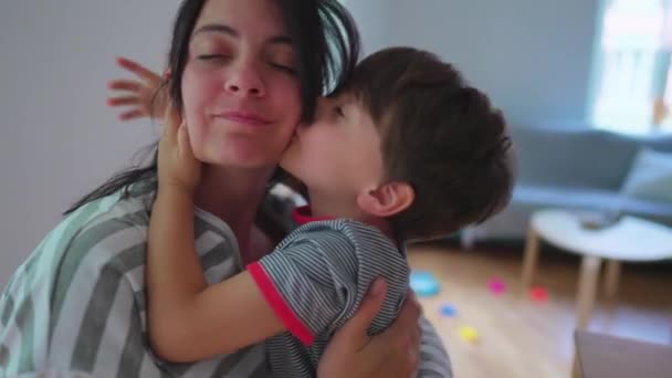 Energetische kind zoenen moeder in wang met ruwe omhelzing. opgewonden zoon warm liefdevolle omhelzing kussen mam energetisch - Video