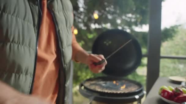 Cortado tiro de manos de cuchillo de afilar chef masculino con otro cuchillo mientras se cocina barbacoa en la terraza al aire libre - Metraje, vídeo