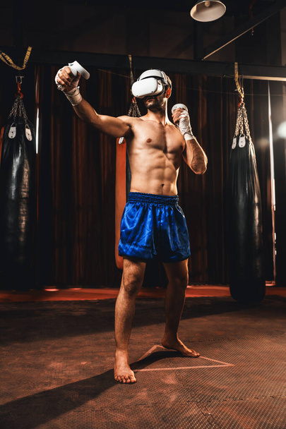Entrenamiento de boxeador utilizando tecnología VR o realidad virtual, usando auriculares VR con técnica de entrenamiento de boxeo inmersivo utilizando controlador para mejorar su habilidad en el entorno del simulador de boxeo. Impulso - Foto, Imagen