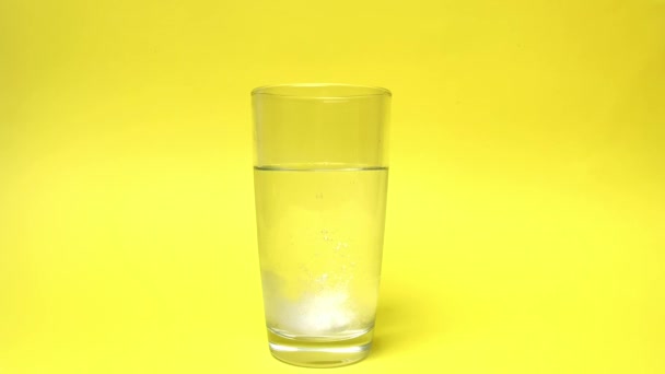 Tabletka musująca w szklance wody, tabletka rozpuszczalna na przeziębienie, leczenie, zmniejszenie masy ciała - Materiał filmowy, wideo