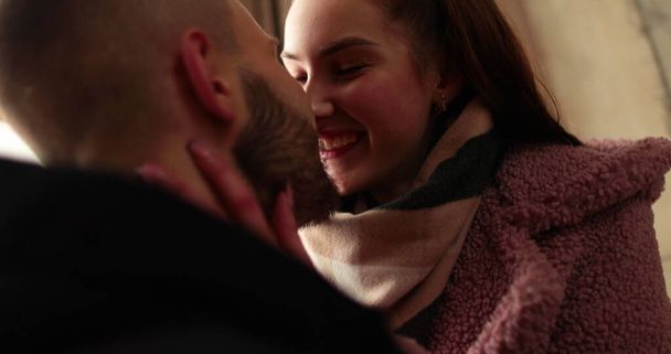 恋する若いカップルは,アパートの建物の廊下でロマンチックな日付の後に情熱的なキスと抱擁でさよならを言う. - 写真・画像