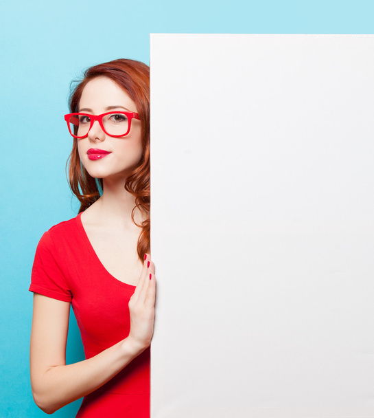 dziewczynka w czerwonej sukience i okulary z biały deska - Zdjęcie, obraz