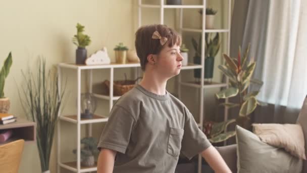Talentovaná dospívající dívka s Downovým syndromem tanec a zpěv v obývacím pokoji - Záběry, video