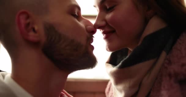 Una joven pareja enamorada se despide con besos y abrazos apasionados después de una cita romántica en el pasillo de un edificio de apartamentos. - Imágenes, Vídeo