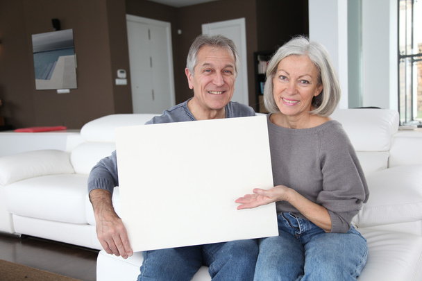 Seniorenpaar hält Tafel in der Hand - Foto, Bild