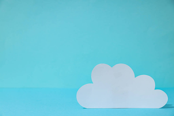 Fehér papírfelhő kék háttérrel, felhőalapú számítástechnika koncepció, szöveg helye - Fotó, kép