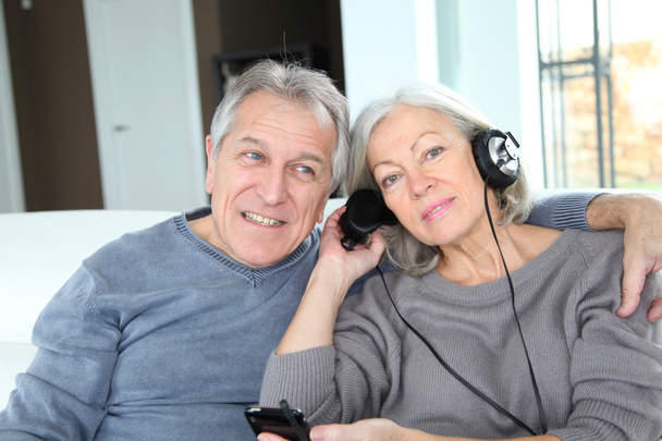 Старша пара слухає музику з навушниками
 - Фото, зображення