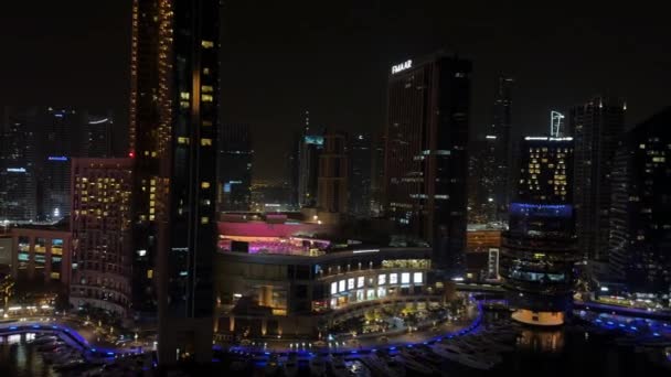 Gece modern şehir, gece Dubai Marina manzarası. Yüksek kalite 4k görüntü - Video, Çekim