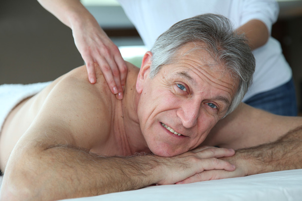 Senior Mann mit einer Massage - Foto, Bild
