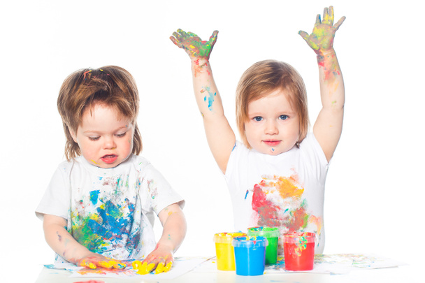 Crianças brincando com tintas para dedos
 - Foto, Imagem