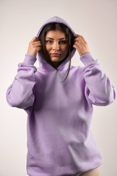 femme porte un sweat à capuche ordinaire. Modèle de vêtements pour logo et image de marque - Photo, image
