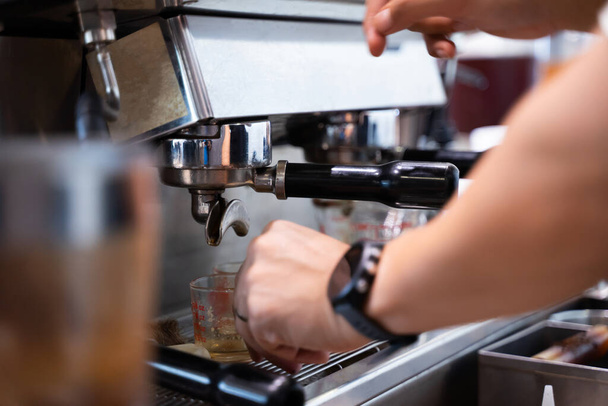 O barista faz café arte latte com uma máquina de café expresso. - Foto, Imagem