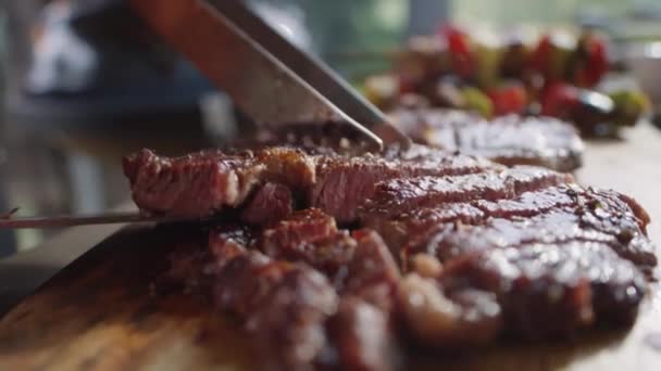 Κοντινό πλάνο επιλεκτική εστίαση της κοπής νόστιμα μπριζόλα βοείου κρέατος μόλις ψημένα στο μπάρμπεκιου σχάρα - Πλάνα, βίντεο