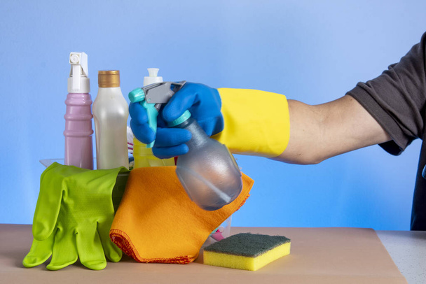 cesta con productos de limpieza para uso en la higiene del hogar con envases de plástico - Foto, imagen