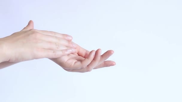 Κρέμα χεριών. Εφαρμόστε κρέμα χεριών στο δέρμα με κινήσεις μασάζ, κοντινό πλάνο. Αντιγηραντικά καλλυντικά. Γυναικεία φροντίδα χεριών - Πλάνα, βίντεο