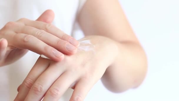Crème pour mains. Appliquer la crème pour les mains sur la peau avec des mouvements de massage, gros plan. Cosmétiques anti-âge. Soins des mains pour femmes - Séquence, vidéo
