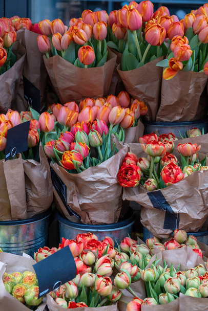 banquinho de mercado tulipa, buquês de flores coloridas em baldes de metal - Foto, Imagem