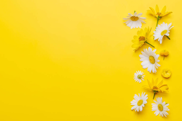 Valikoima kukkia keltaisella taustalla, vilkas näyttö tilaa tekstiä. Litteä - Valokuva, kuva
