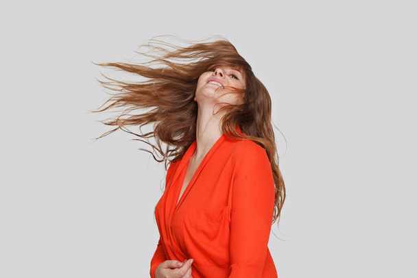 Schöne Frau mit windigen Haaren, Studioporträt - Foto, Bild