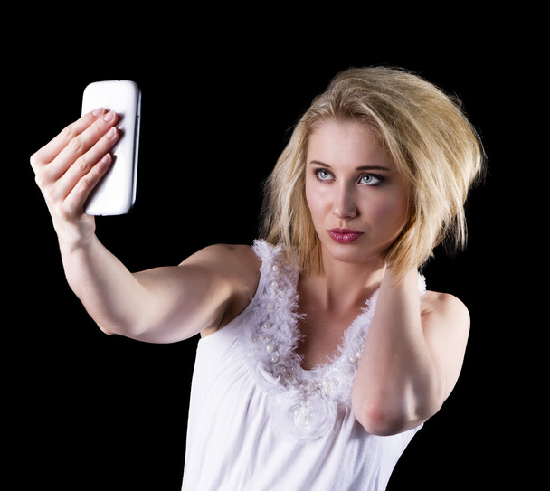 Νεαρή γυναίκα παίρνει μια selfie - Φωτογραφία, εικόνα