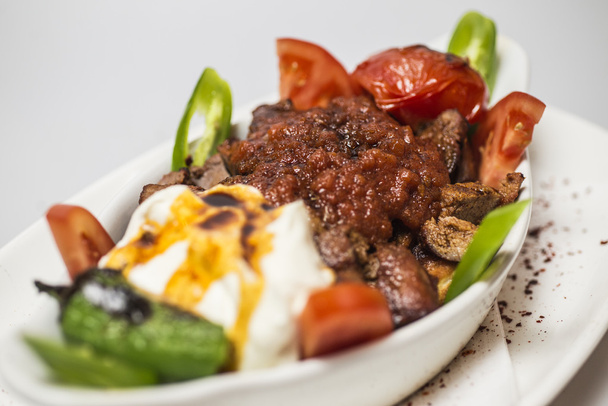 Tradycyjne tureckie jedzenie - Iskender kebap - Zdjęcie, obraz