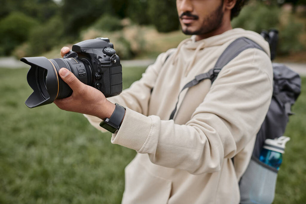 recortado vista de fotógrafo indio con la mochila tomando fotos en la cámara profesional, aventura - Foto, imagen