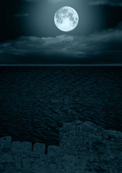 volle maan in wolken - Foto, afbeelding