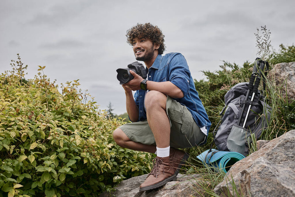 concetto di fotografo di viaggio, felice uomo indiano scattare foto sulla macchina fotografica in luogo naturale, banner - Foto, immagini
