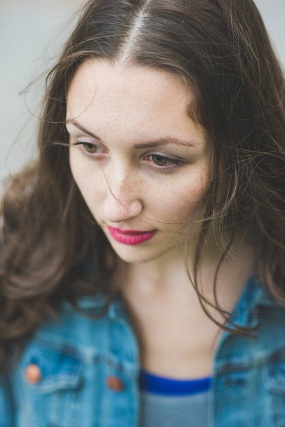 Portret van een jonge mooie millennial groene ogen vrouw  - Foto, afbeelding