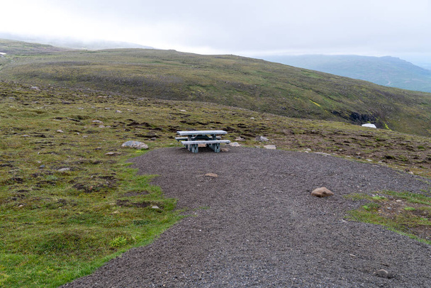 Придорожный отдых в Исландии, со столом для пикника, на холме - Фото, изображение