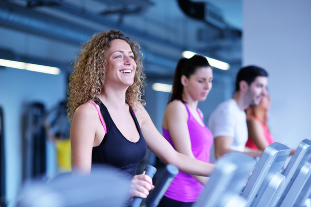 Group of people running on treadmills - Foto, Bild