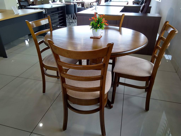 Mesa de comedor de madera y sillas en el café - Foto, imagen