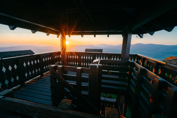 Velky Javornik Watchtower: Εικονικό παρατηρητήριο σημείο στην Τσεχική Δημοκρατία, παρέχοντας πανοραμική θέα της ομορφιάς της φύσης και γαλήνια τοπία. Υψηλής ποιότητας φωτογραφία - Φωτογραφία, εικόνα