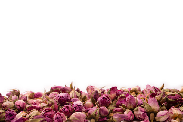 Roses de thé sèches isolées sur fond blanc.  - Photo, image