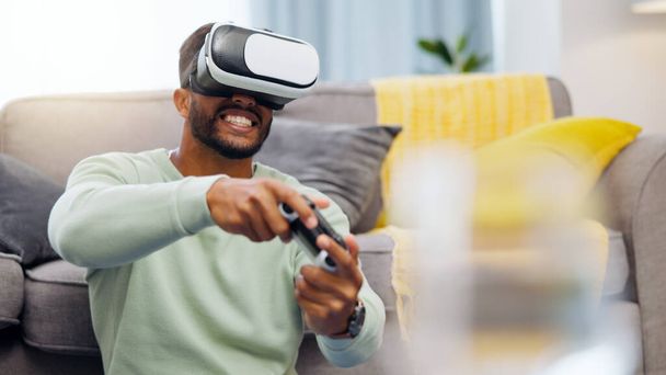 Vr, spielende indische Mann in virtueller Realität zu Hause auf dem Sofa im Wohnzimmer, lachen und Spaß haben. 3d metaverse, esports Gamer und glückliche junge Männer spielen futuristische Spiele mit Controller. - Foto, Bild