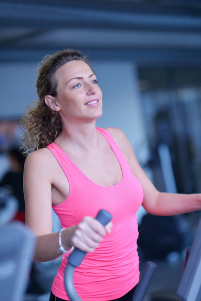 woman exercising on treadmill in gym - Foto, imagen